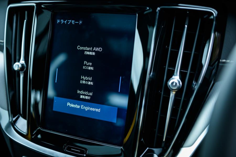 Детали интерьера Volvo S60 T8 Polestar Engineered 2019 года  (JP) (фото 2 из 21)